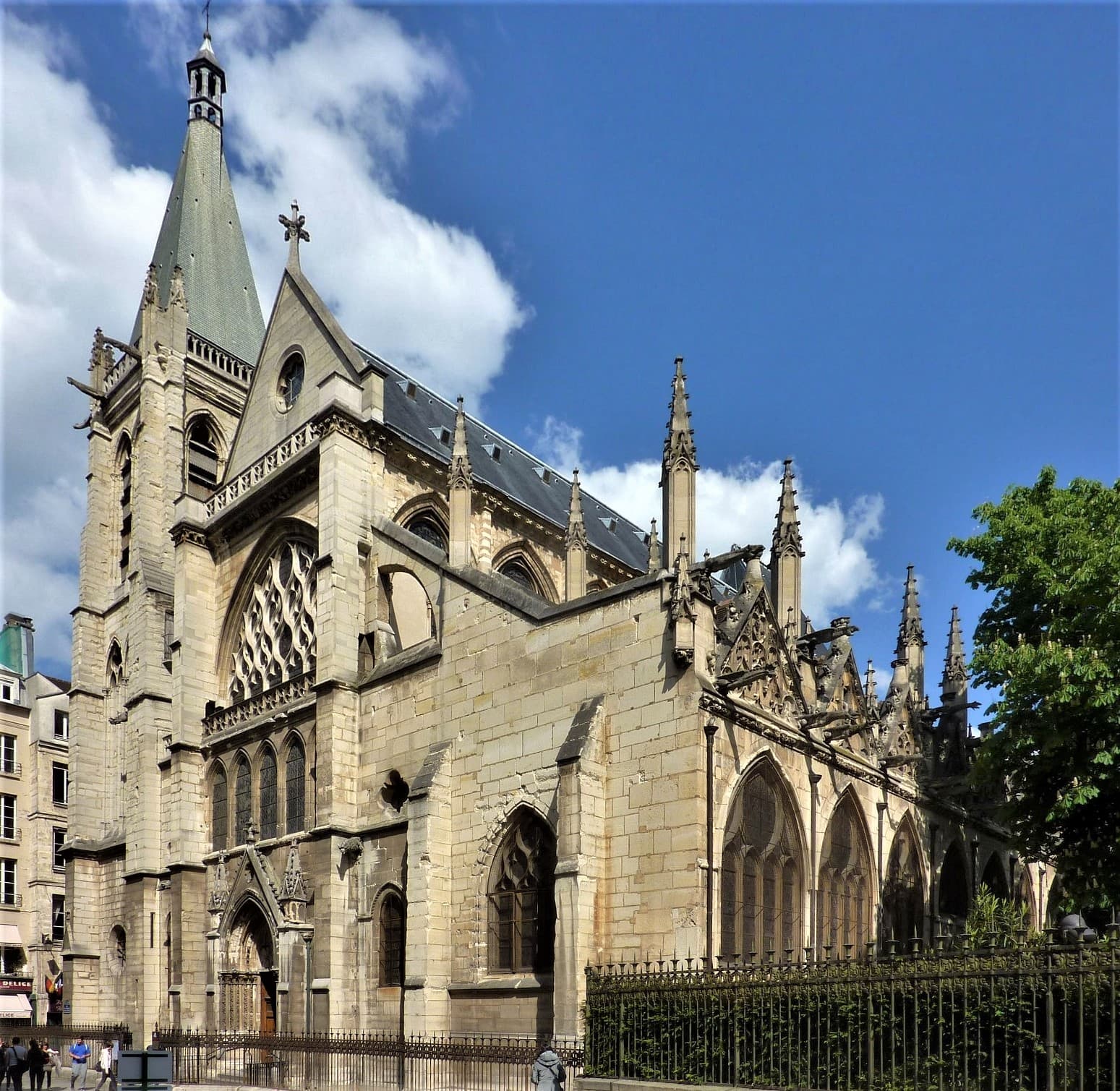 Église Saint-Séverin: A Gothic Masterpiece in the Latin Quarter